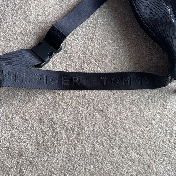 Tommy Hilfiger Fanny pack, for casual wear and work out. - Picture 2 of 7